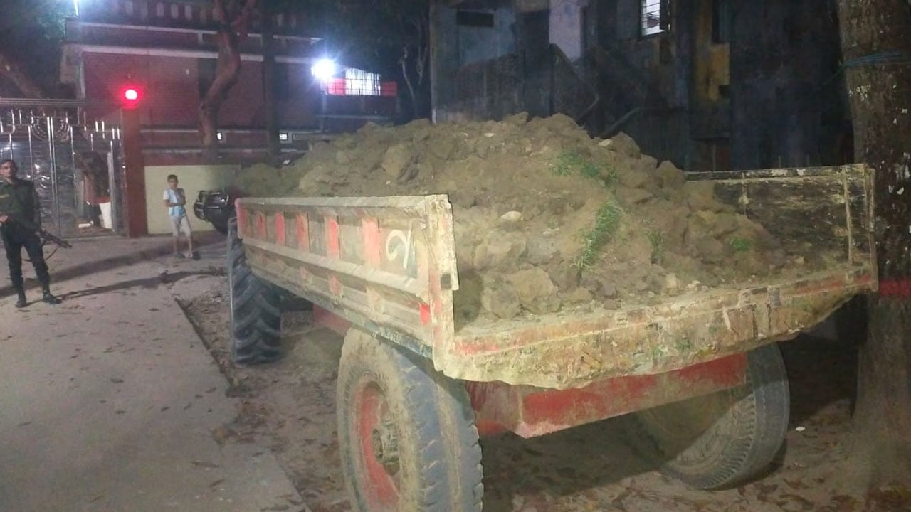 রাতে আঁধারে মাটি বিক্রি, ৫০ হাজার টাকা জরিমানা
