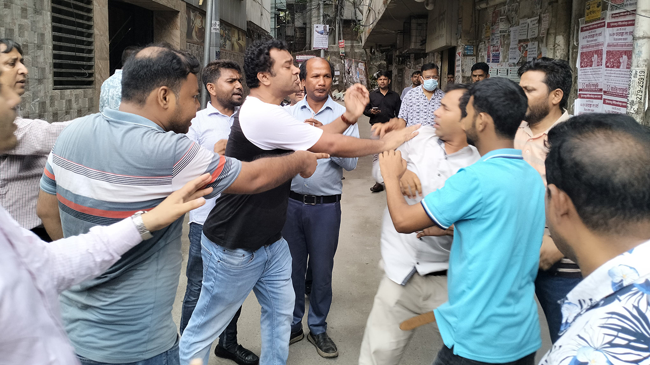 শ্রমবাজার নিয়ে সংবাদ সম্মেলনে বায়রার দুই গ্রুপের সংঘর্ষ