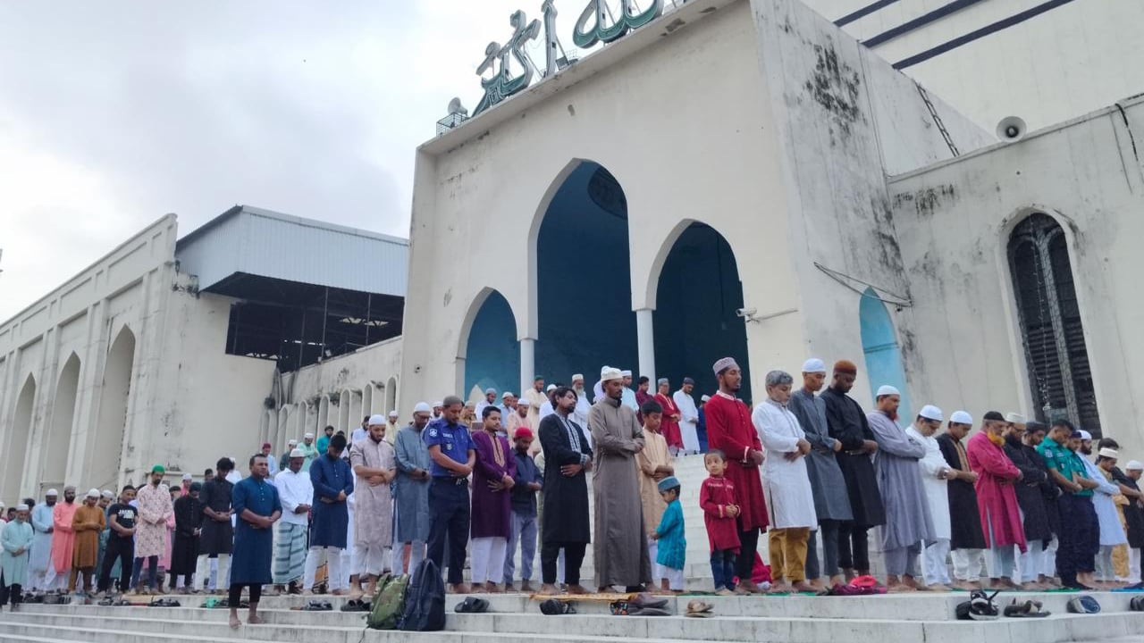 বায়তুল মোকাররমে ঈদের প্রথম জামাত অনুষ্ঠিত