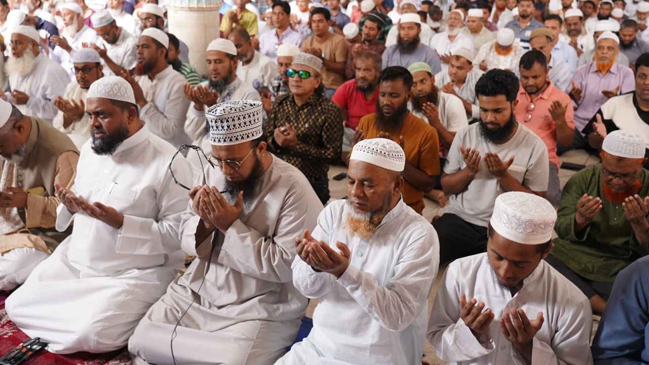 বায়তুল মোকাররমে ঈদুল ফিতরের প্রথম জামাত অনুষ্ঠিত