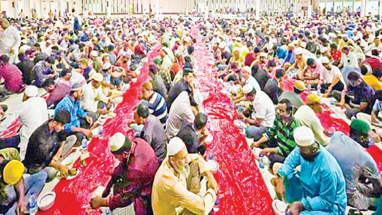 বায়তুল মোকাররম মসজিদে একসঙ্গে পাঁচ হাজার 
মানুষের ইফতার