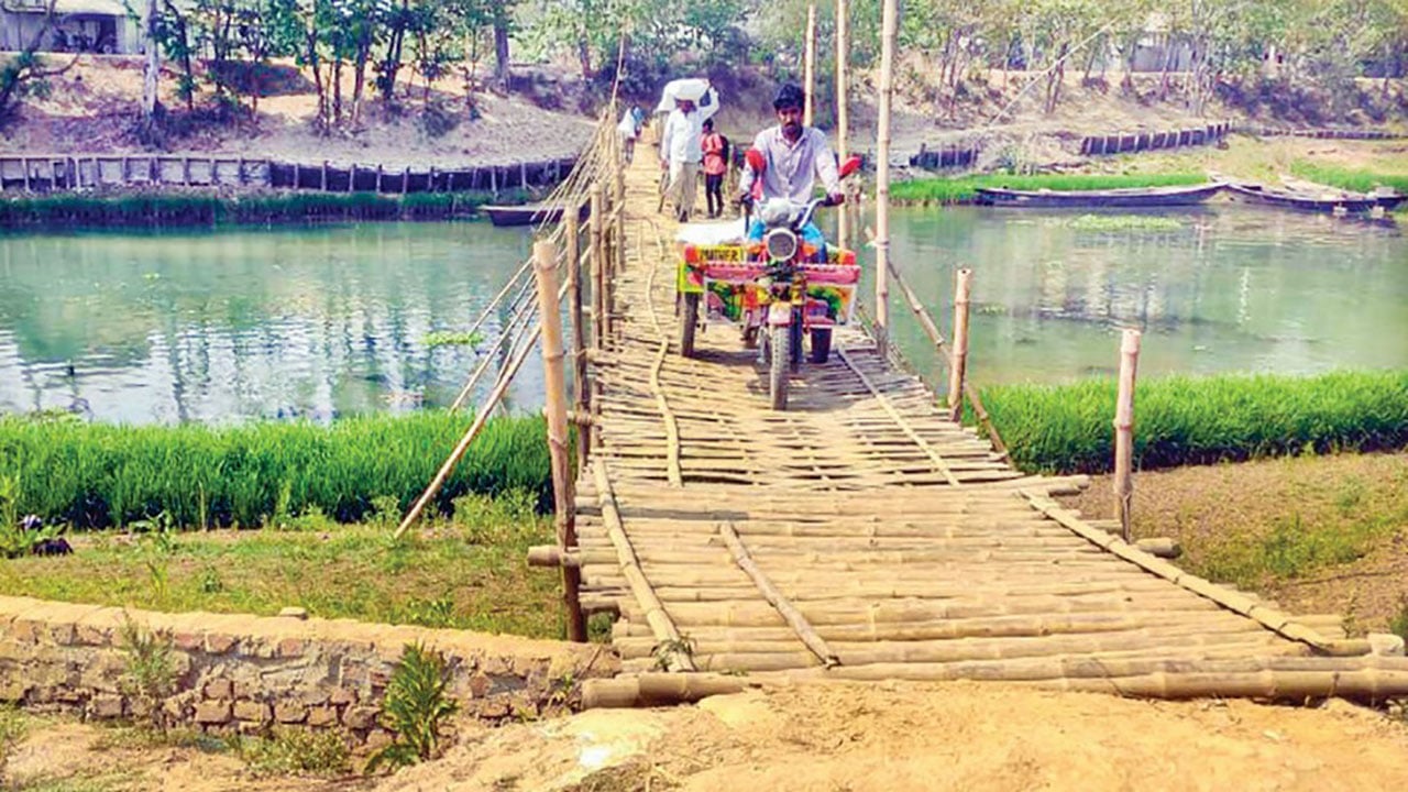 রাজিবপুরে বাঁশের সাঁকোই সীমান্তবাসীর ভরসা