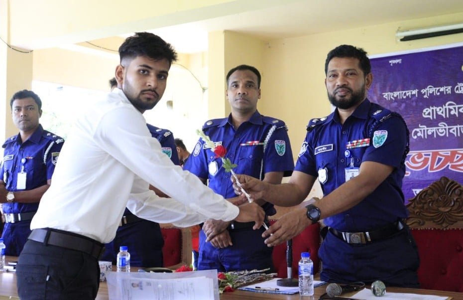 বাবা থানায় পরিচ্ছন্নতাকর্মী, ছেলে পেল পুলিশের চাকরি