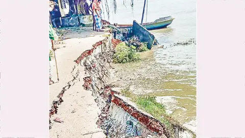 বাকেরগঞ্জে ভয়াবহ নদীভাঙনে বিলীন সড়ক, আতঙ্কে গ্রামবাসী