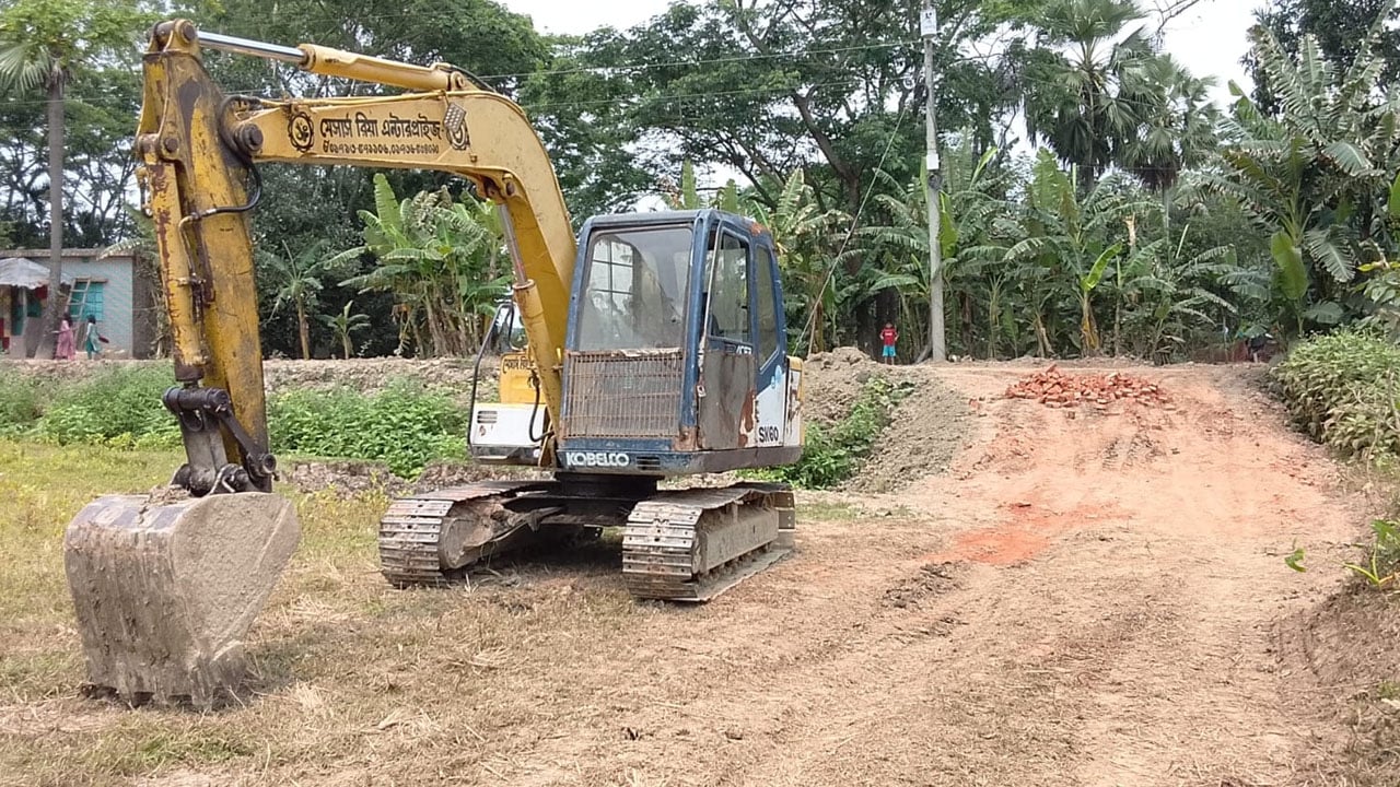 বিএনপি নেতা পরিচয়ে ভেকু দিয়ে কৃষি জমির মাটি কেটে বিক্রি