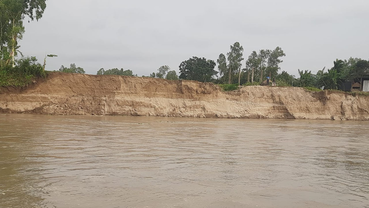 ভাঙনে বিলীন হচ্ছে ৬ গ্রামের বসতভিটা, দিশেহারা দশানীপাড়ের মানুষ