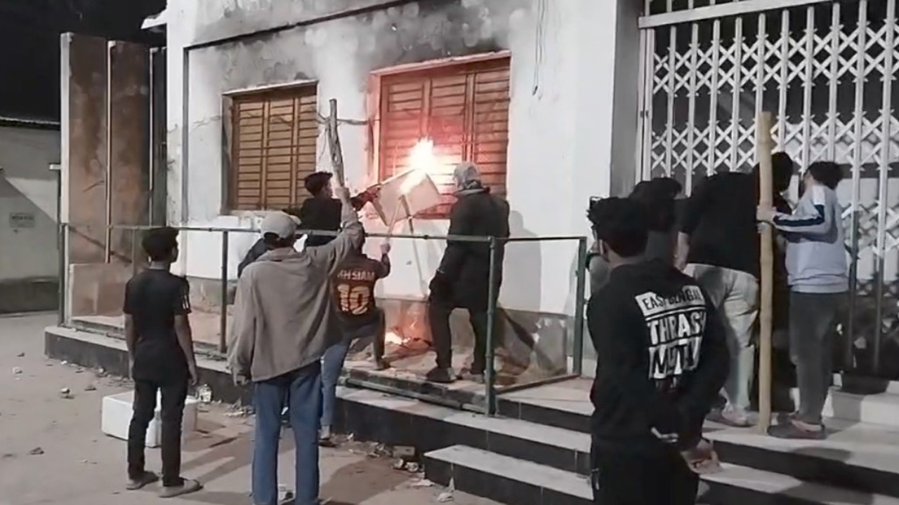 কুমিল্লায় আওয়ামী লীগ অফিস, বাহারের বাড়ি ভাঙচুর
