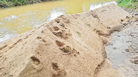 বিএনপি-আ.লীগ মিলেমিশে বালু উত্তোলন ব্যবসা