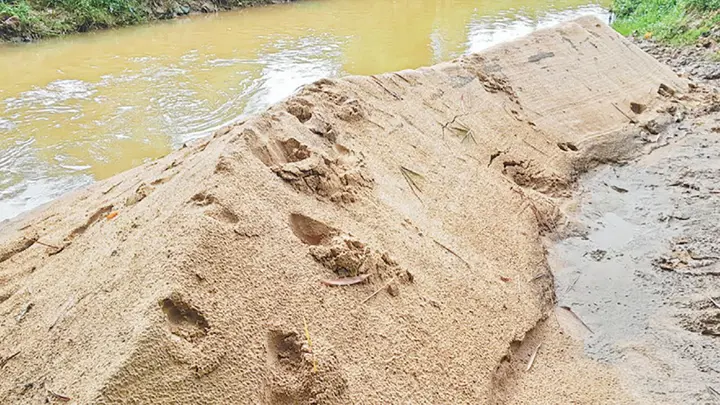 বিএনপি-আ.লীগ মিলেমিশে বালু উত্তোলন ব্যবসা