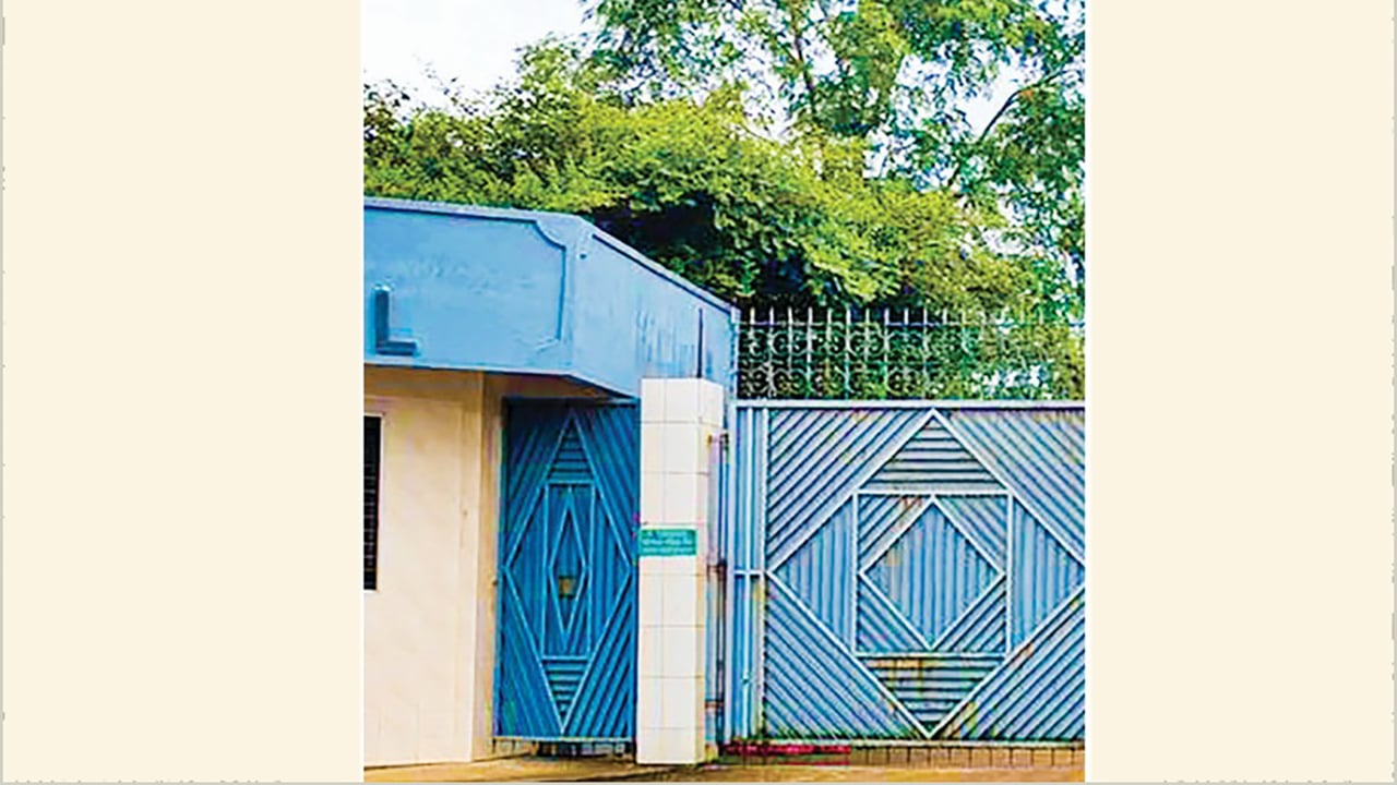 ভালুকায় বেকার হওয়ার পথে শত শত শ্রমিক