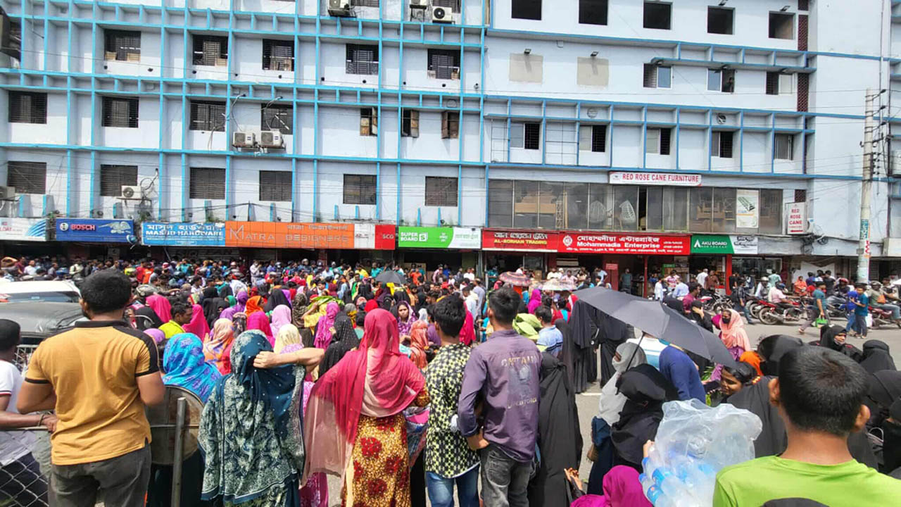রাজধানীতে পোশাকশ্রমিকদের সড়ক অবরোধ