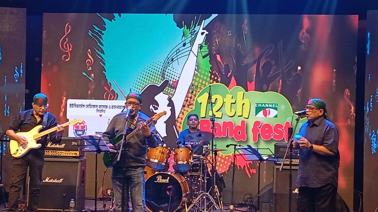 দর্শক মাতালো আজম খানের উচ্চারণ