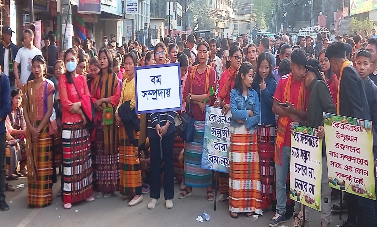 পাহাড়ে সন্ত্রাসী গোষ্ঠীকে অস্ত্র ছেড়ে শান্তির পথে আসার আহ্বান