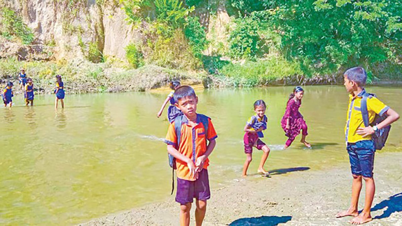 বটতলীতে ব্রিজ নির্মাণের দাবি এলাকাবাসীর