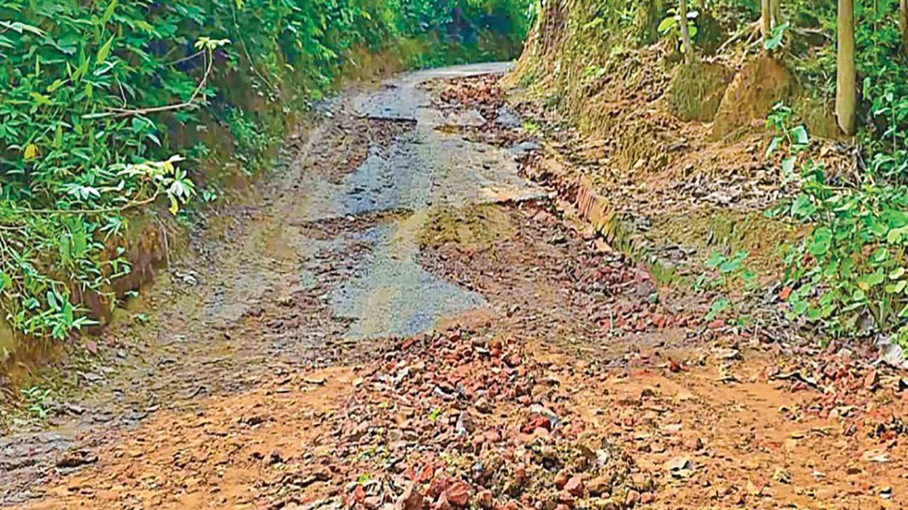 সংস্কারের পরই ভেঙে পড়ল রুমার সড়কব্যবস্থা