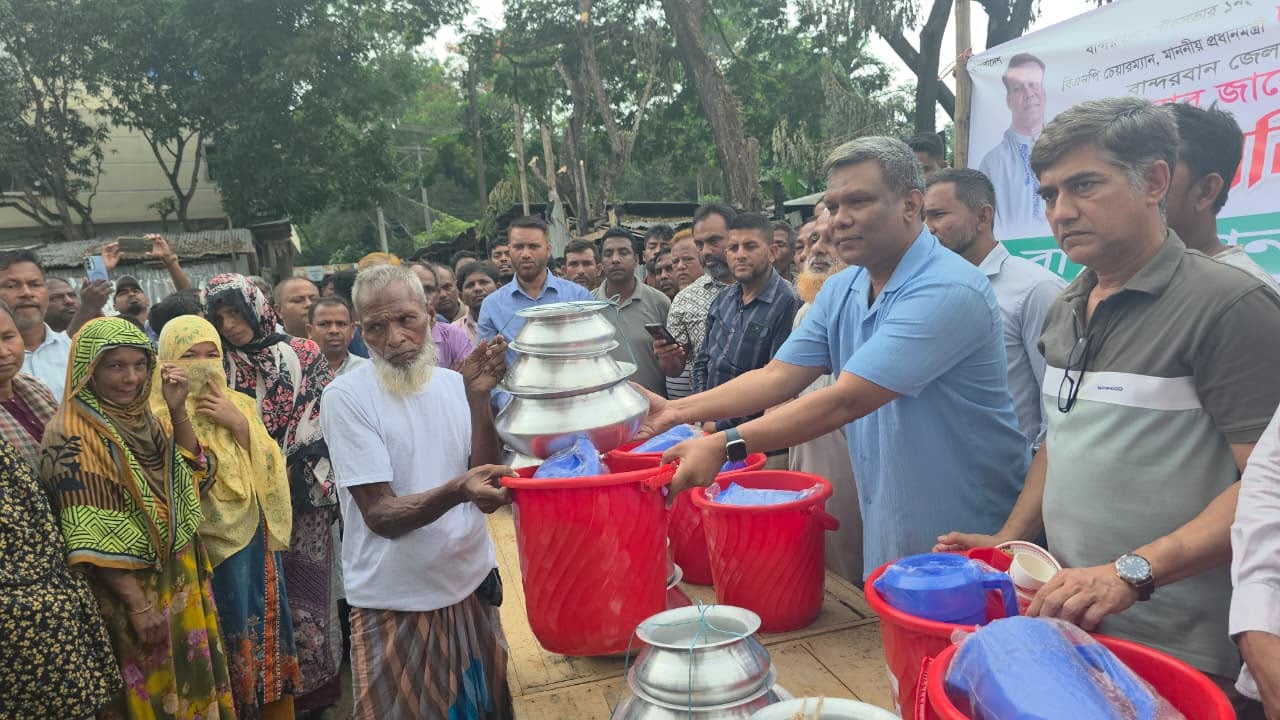 বান্দরবানে অগ্নিকাণ্ডে ক্ষতিগ্রস্তদের মাঝে মানবিক সহায়তা