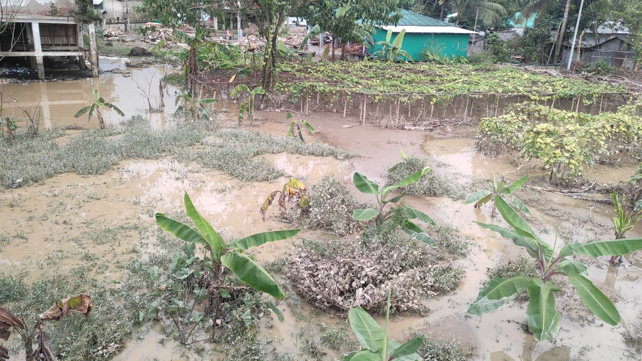 খাগড়াছড়িতে বন্যা পরিস্থিতির উন্নতি: ক্ষতিগ্রস্তদের মাঝে খাদ্য সহায়তা