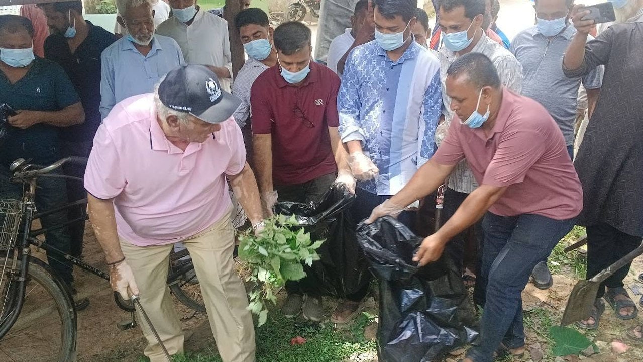 হাসপাতাল প্রাঙ্গণে পরিচ্ছন্নতা অভিযানে সাচিং প্রু এমপি 