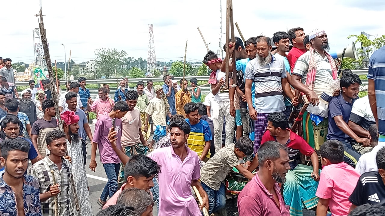 ভাঙ্গায় অবরোধকারীদের ধাওয়া, উপজেলা পরিষদে আগুন