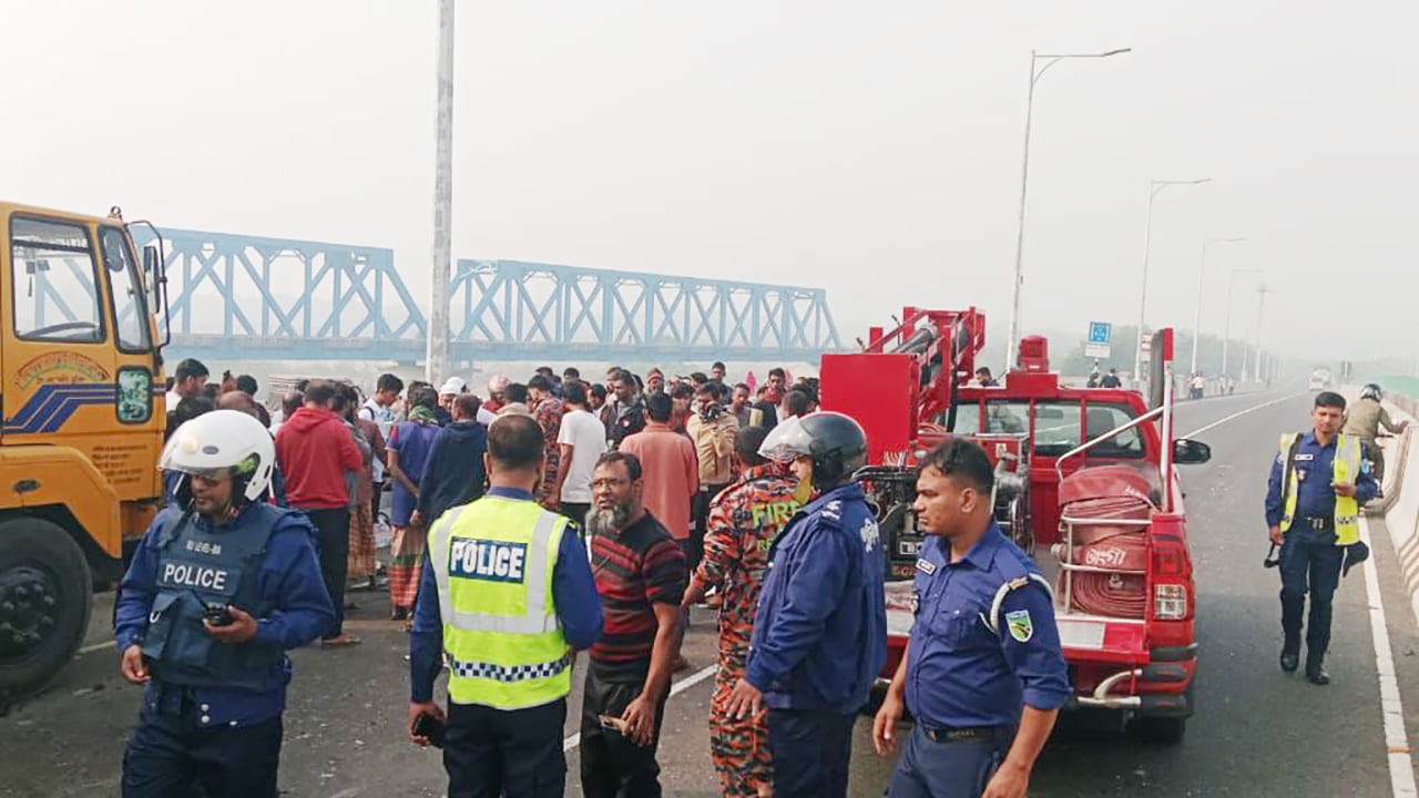 মাদারীপুরের শিবচরে বাস-ট্রাক সংঘর্ষ, নিহত ৩