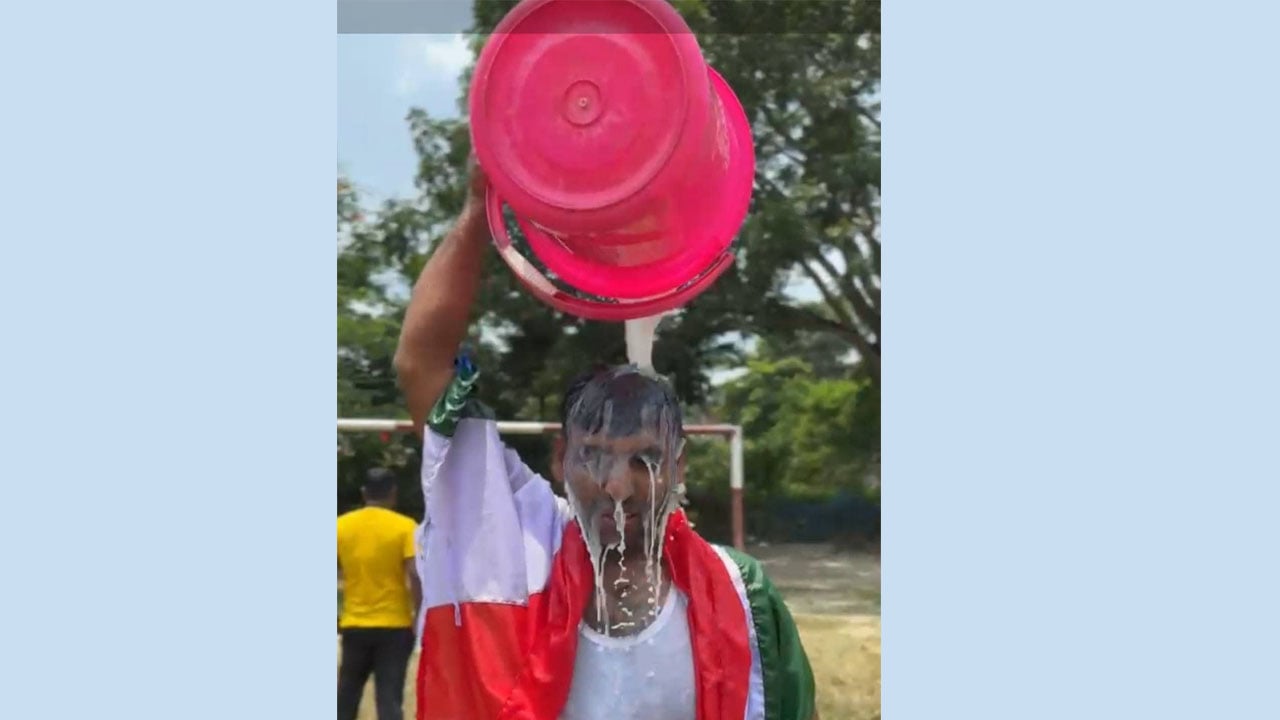দুধ দিয়ে গোসল করে ব্রাজিল ছাড়লেন দুই সমর্থক