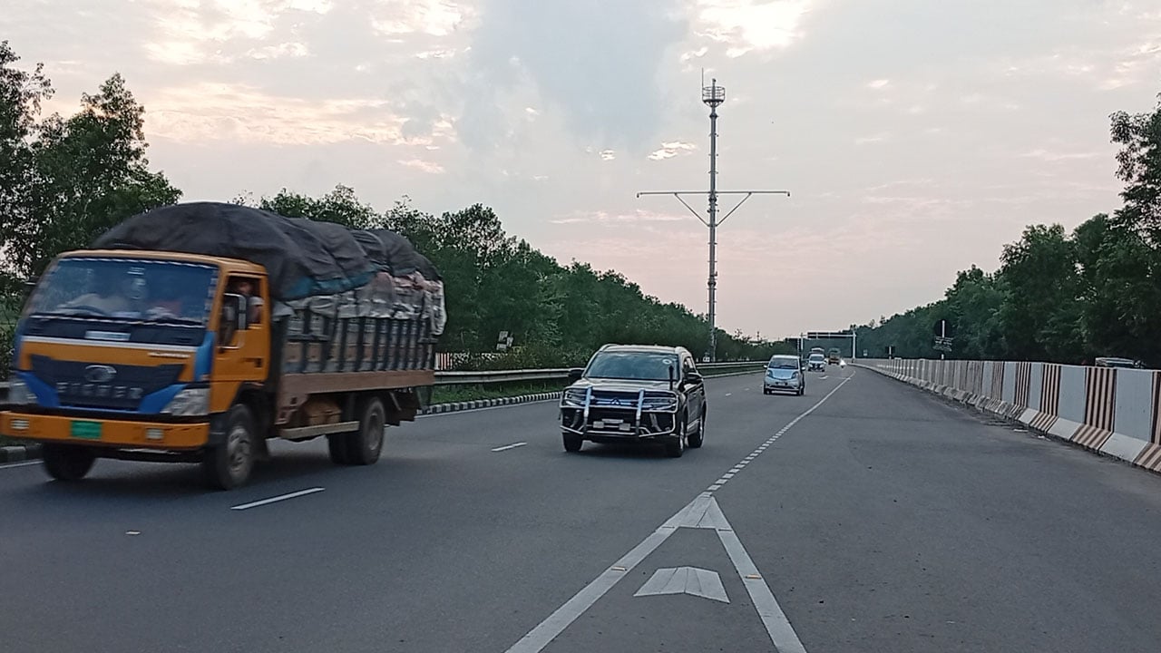 ট্রাকের চাকা মেরামত করতে গিয়ে বাসচাপায় নিহত বাবা-ছেলে