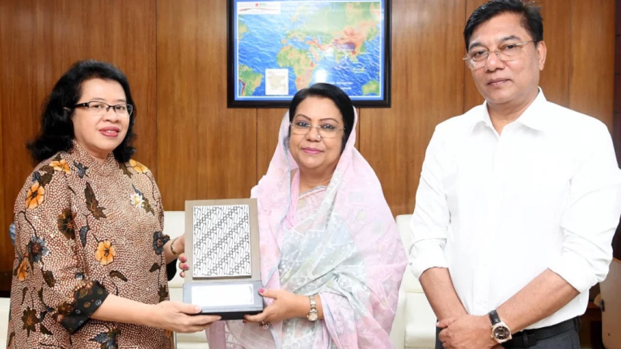 বাংলাদেশিদের ‘ভিসা অন অ্যারাইভাল’ সুবিধা বহালে সহযোগিতার আশ্বাস ইন্দোনেশিয়ার