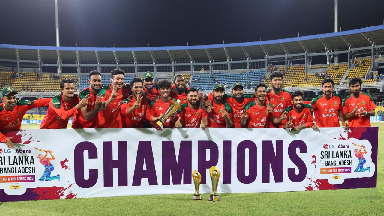 দেশে ফিরেছে ট্রফিজয়ী বাংলাদেশ দল