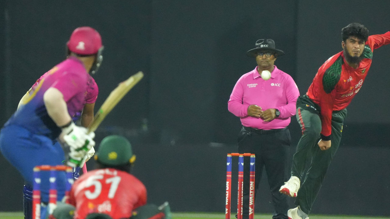 এলোমেলো শেষ দুই ওভারে ম্যাচ গেল!