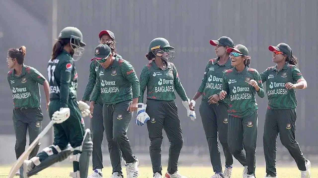 রাতে মাঠে নামছে মেয়েরা