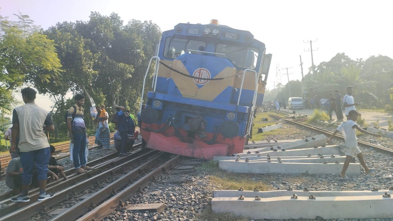 ভাঙ্গুড়ায় যাত্রীবাহী ট্রেন লাইনচ্যুত, যোগাযোগ বন্ধ