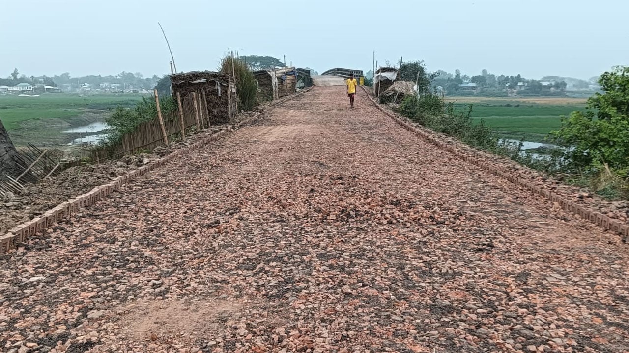পোড়া ইটের খোয়া ব্যবহার করে সাড়ে তিন কোটি টাকার সড়ক সংস্কার