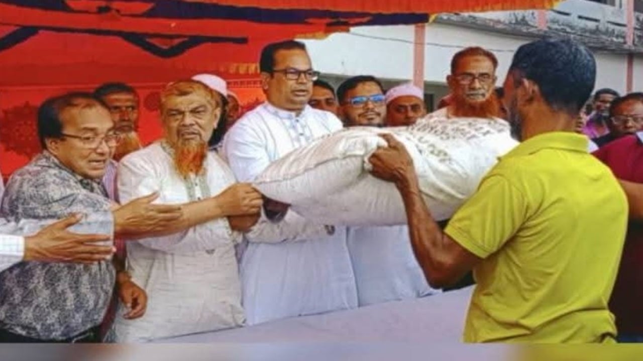 ফরিদগঞ্জে সার বিতরণ করলো মার্কেন্টাইল ব্যাংক