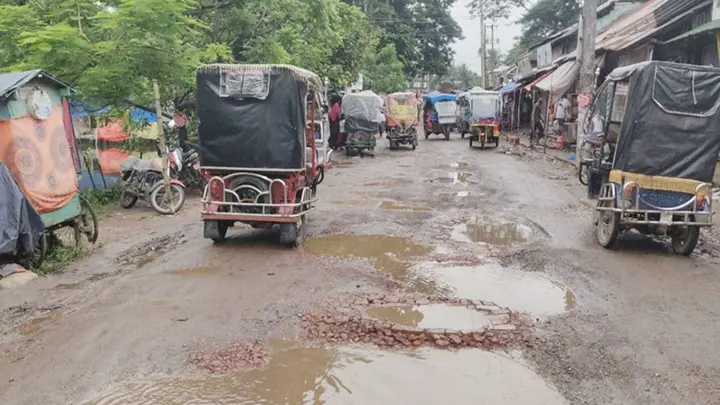 বাকেরগঞ্জ-বরগুনা সড়ক খানাখন্দে ভরা