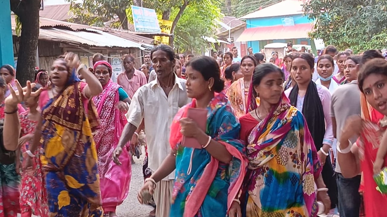 মা ও দুই মেয়ের লাশ নিয়ে বিচারের দাবিতে বিক্ষোভ