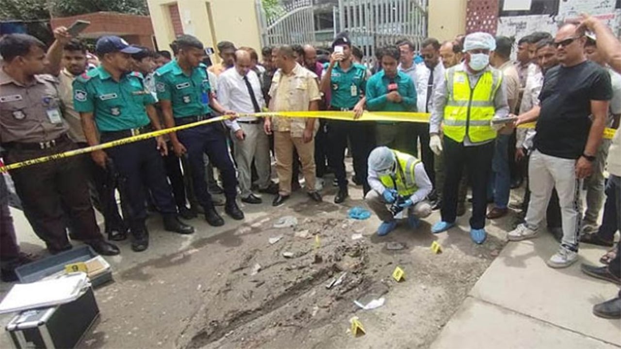 বরিশাল জেলা জজ আদালত চত্বরে ককটেল বিস্ফোরণ