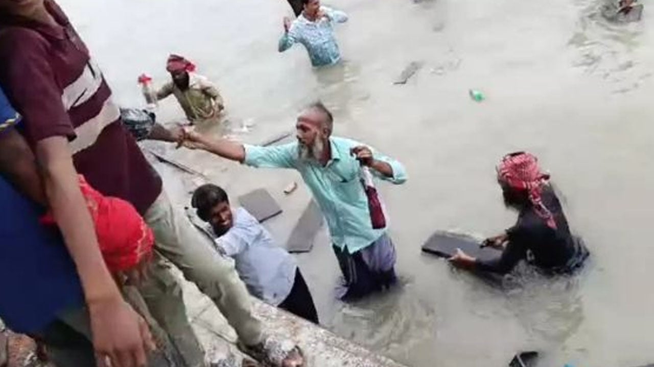 প্রধানমন্ত্রীর কর্মসূচিতে যাওয়ার পথে নেতাকর্মীদের লঞ্চ ডুবোচরে