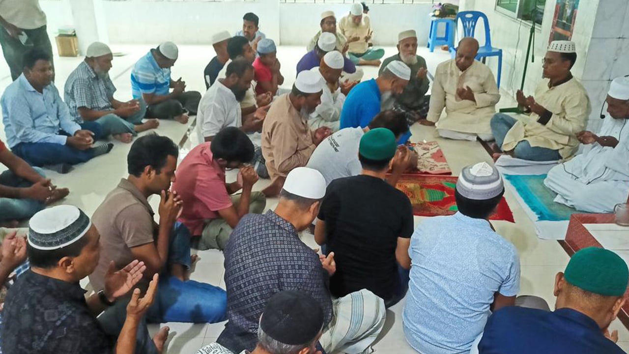 বরিশালে আমার দেশ সম্পাদকের মায়ের রুহের মাগফিরাত কামনায় দোয়া