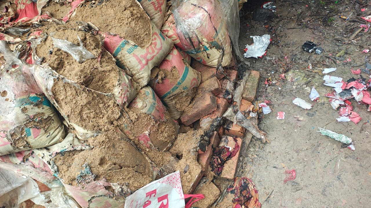 বরিশালে বালুভর্তি বস্তায় বিস্ফোরণে এক পরিবারের তিনজন দগ্ধ