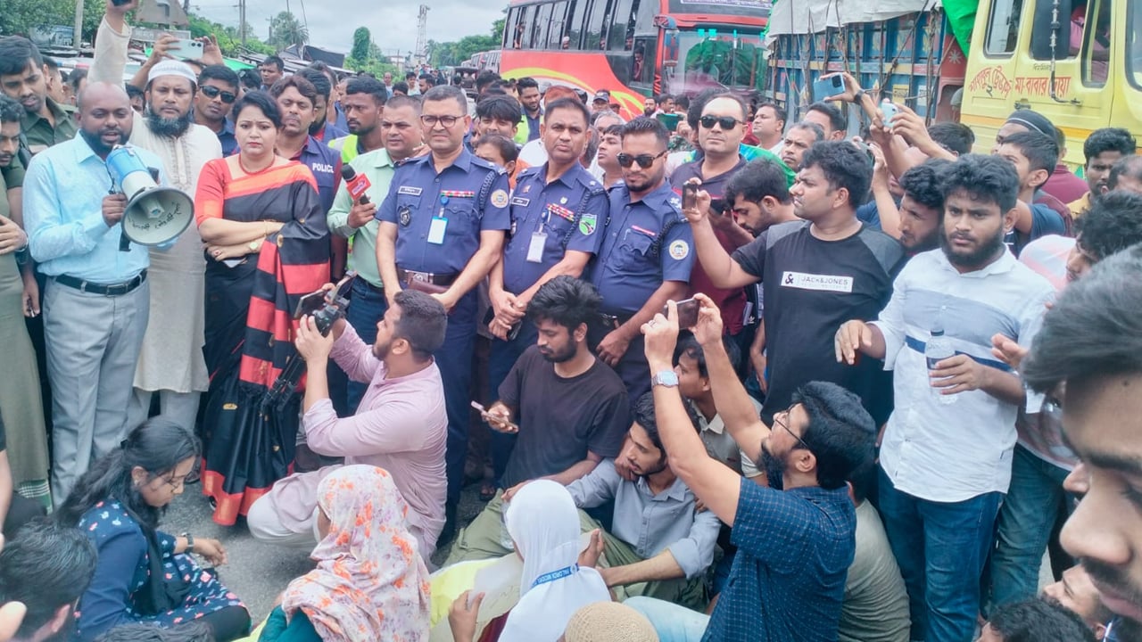 স্বাস্থ্য কর্মকর্তার অপসারণের দাবিতে বরিশাল-ঢাকা মহাসড়ক অবরোধ
