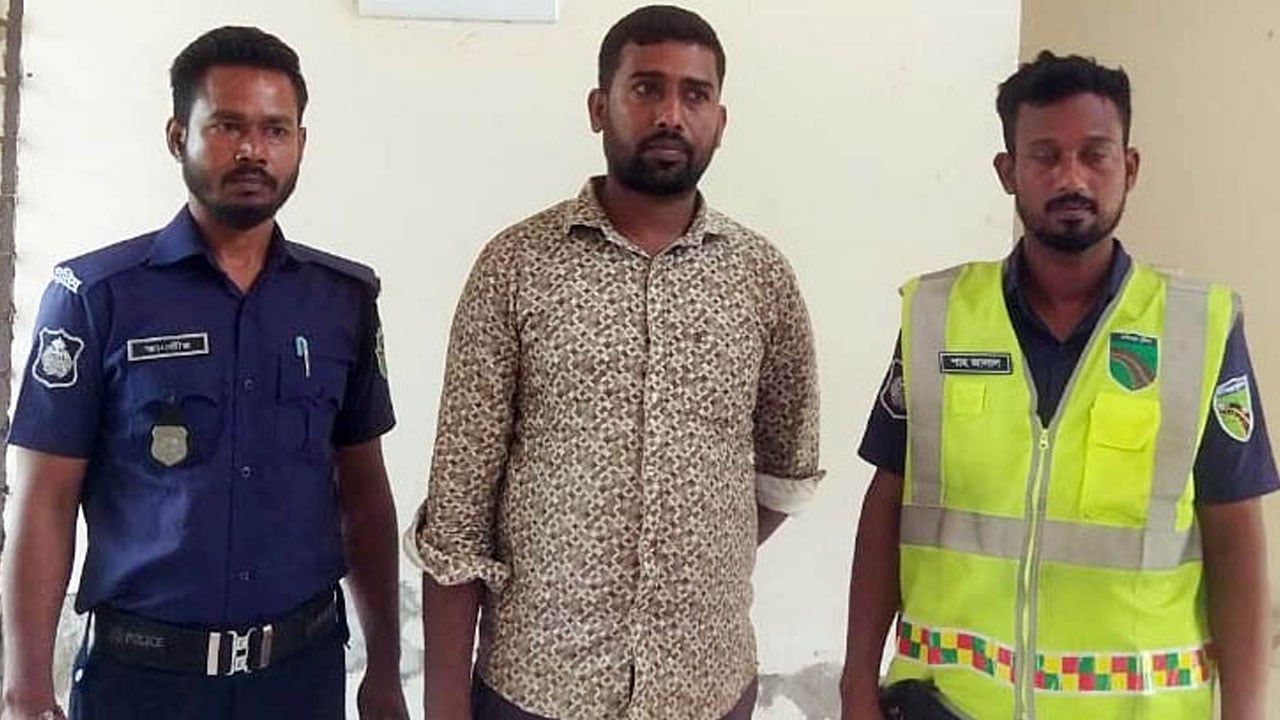 পুলিশ পরিচয় দিয়ে আটক পিকআপ চালক