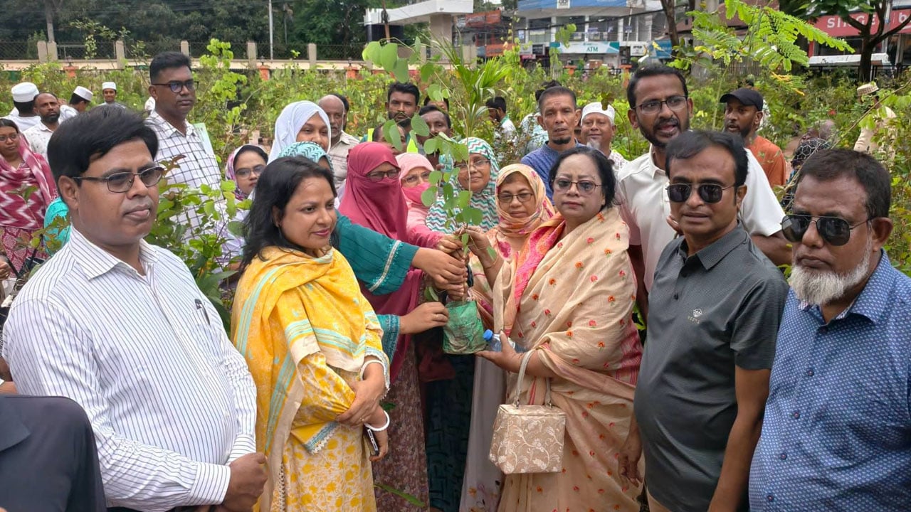 বরিশালে শিক্ষাপ্রতিষ্ঠানে ২০ হাজার গাছের চারা বিতরণ