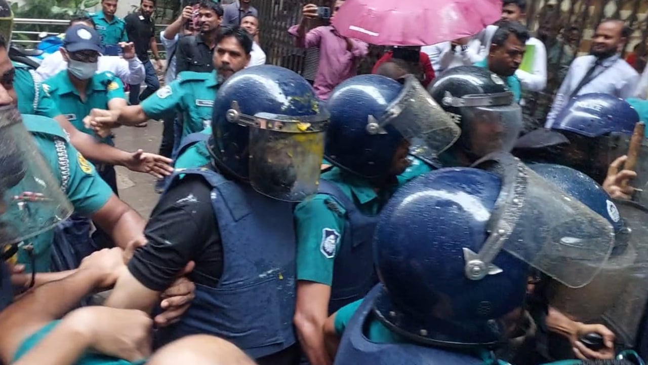 ক্ষুব্ধ শিক্ষার্থীদের ডিম নিক্ষেপ, ১০ দিনের রিমান্ডে বিএসবির বাশার