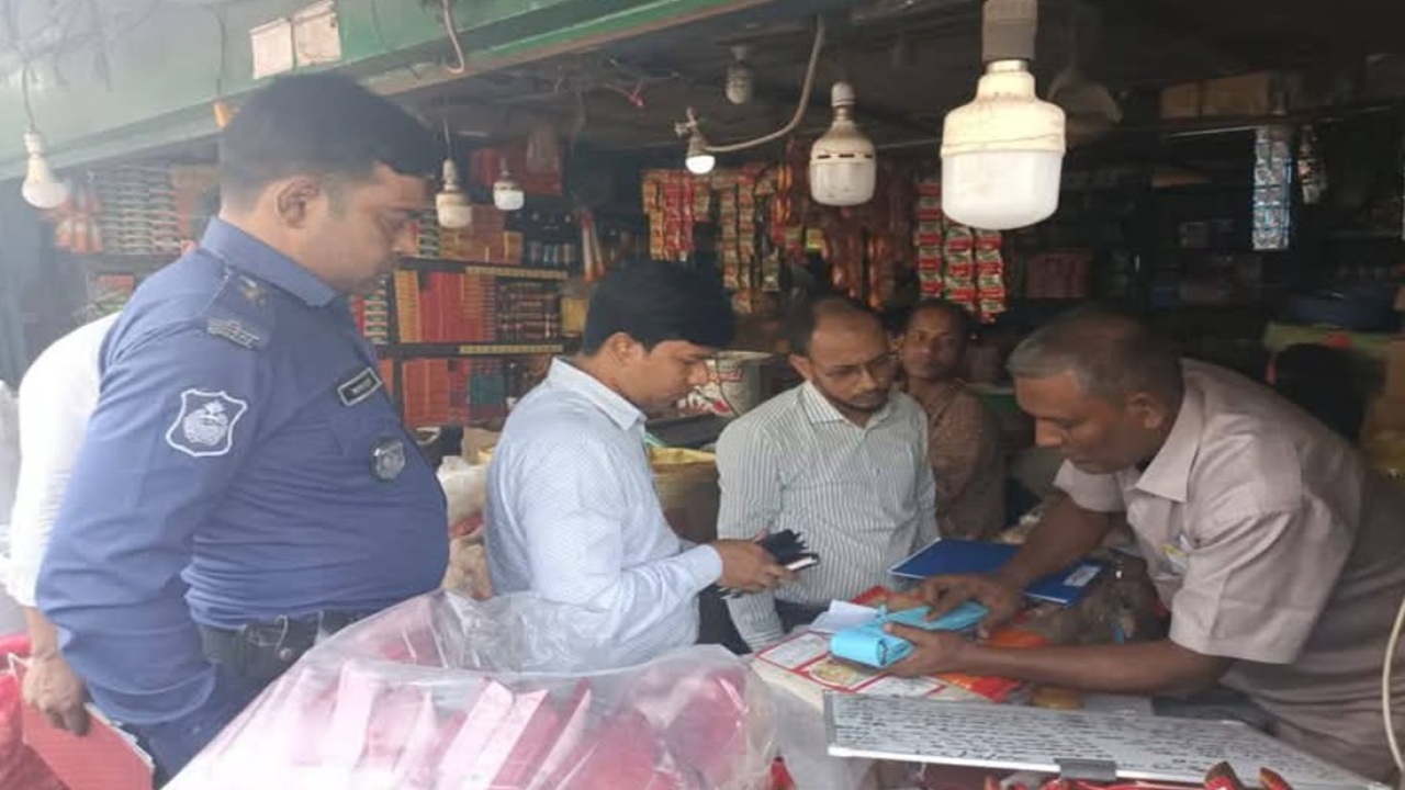 বাঁশখালীতে ভ্রাম্যমাণ আদালতের অভিযান, ৭ দোকানিকে জরিমানা