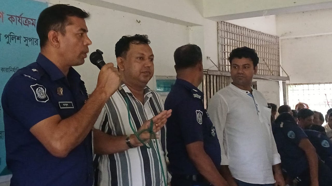 বাঁশখালীতে পুলিশ সুপারের ত্রাণসামগ্রী বিতরণ