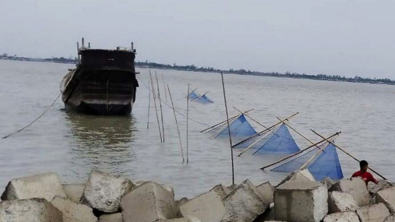বাঁশখালীর চিংড়ির রেণু যাচ্ছে দেশের বিভিন্ন প্রান্তে