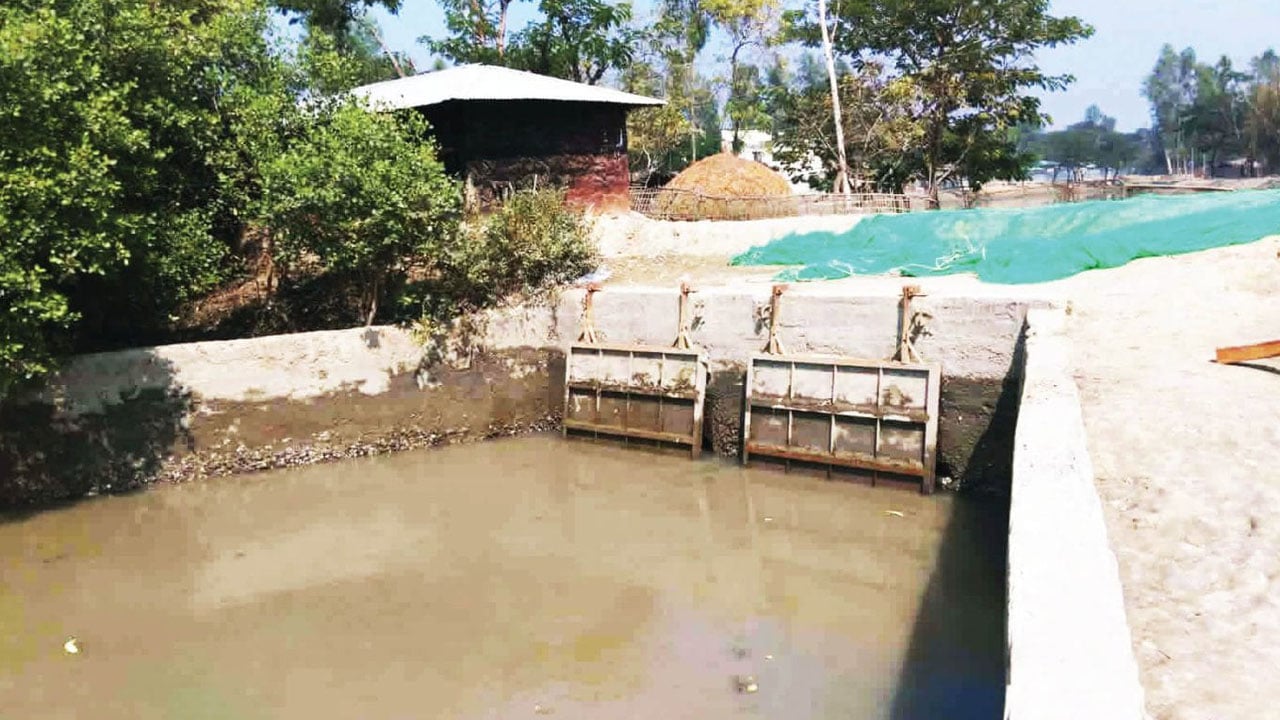 বাঁশখালীর জলকদর খালের ৮৯ স্লুইসগেটই অচল