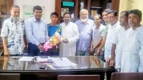 সীমাবদ্ধতা জয় করে বিকেএসপিতে বাঁশখালীর তানভীর, উপজেলা প্রশাসনের সংবর্ধনা