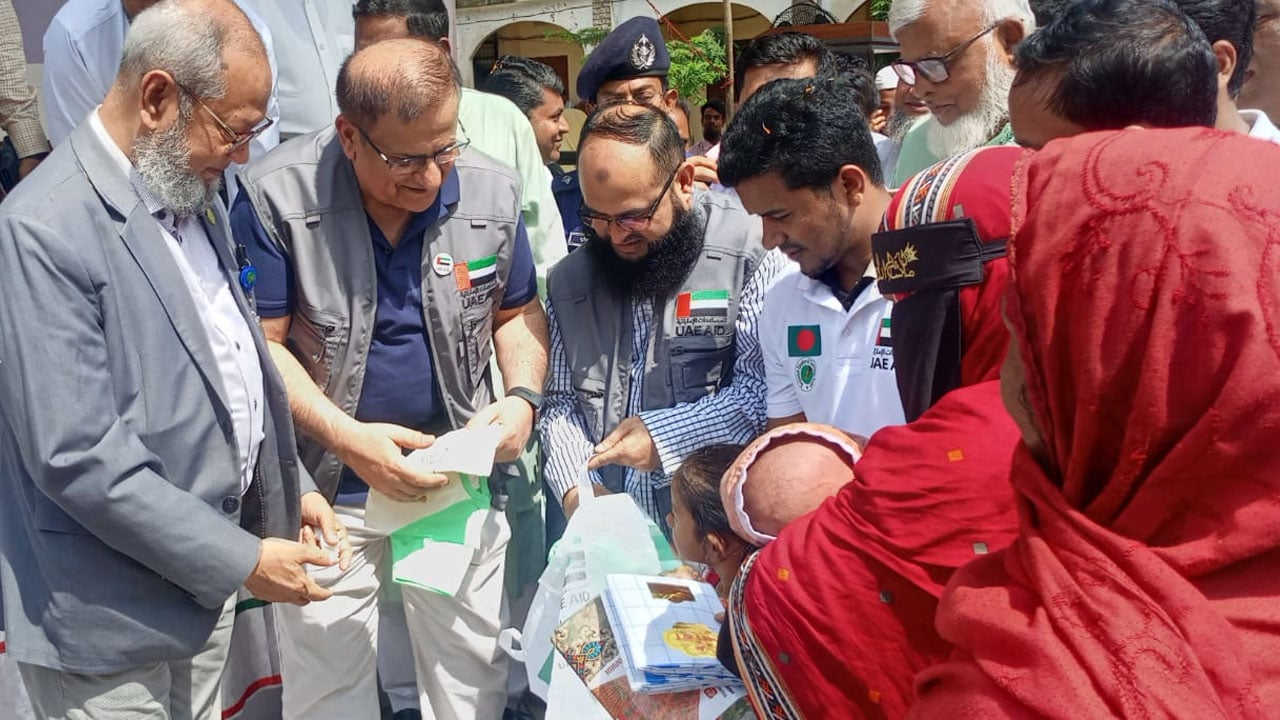 বাঁশখালীতে দেড় হাজার পরিবারের মাঝে খাদ্যসামগ্রী বিতরণ