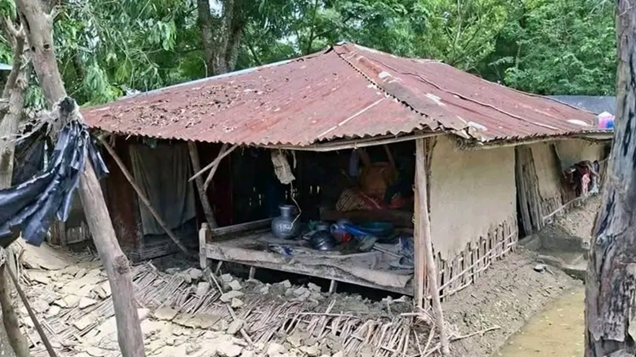বাঁশখালীতে খোলা আকাশের নিচে বন্যায় গৃহহারা মানুষ
